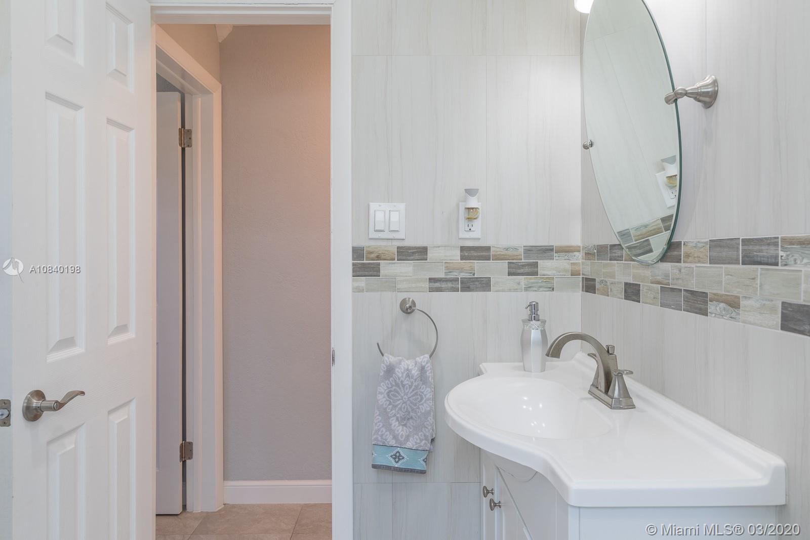 HOLLYWOOD HILLS - Residential