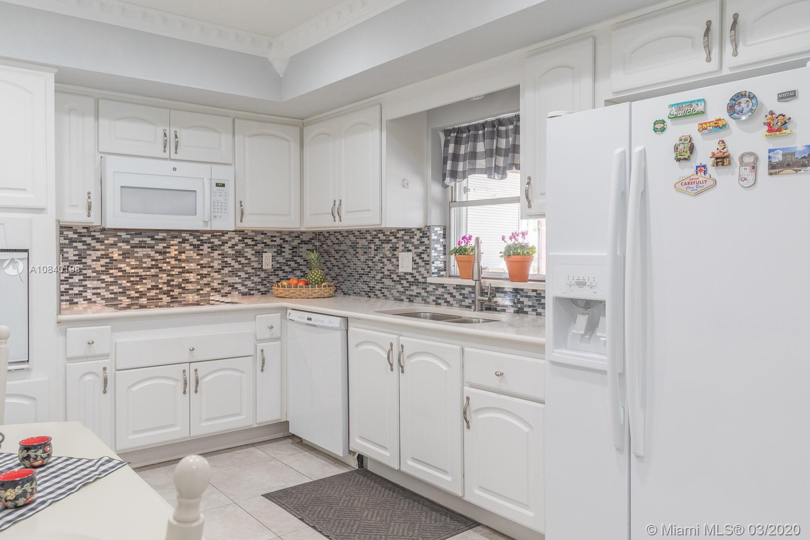 HOLLYWOOD HILLS - Residential