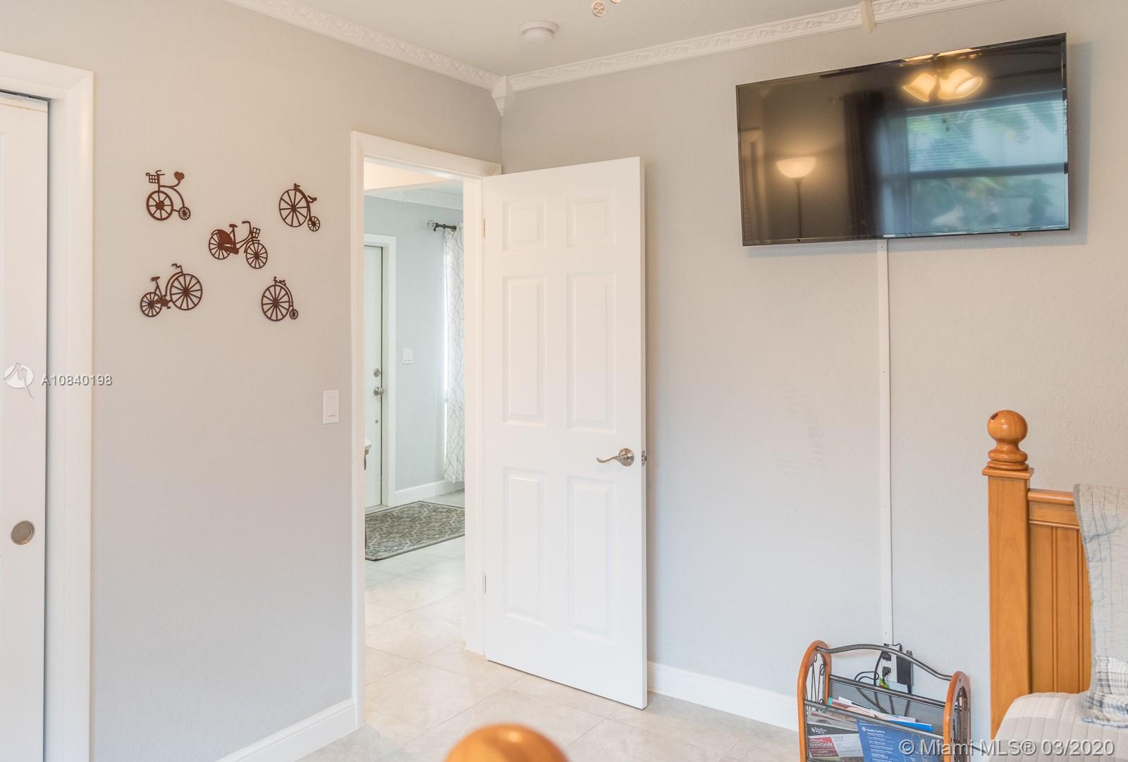 HOLLYWOOD HILLS - Residential