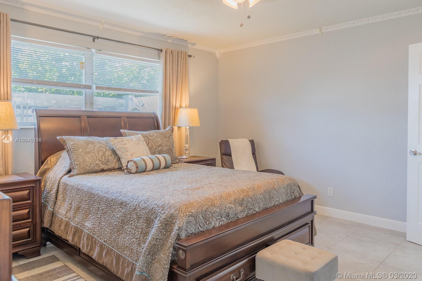 HOLLYWOOD HILLS - Residential