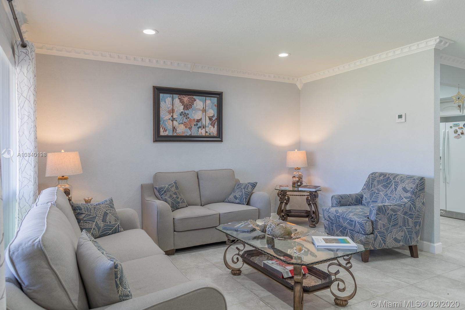 HOLLYWOOD HILLS - Residential