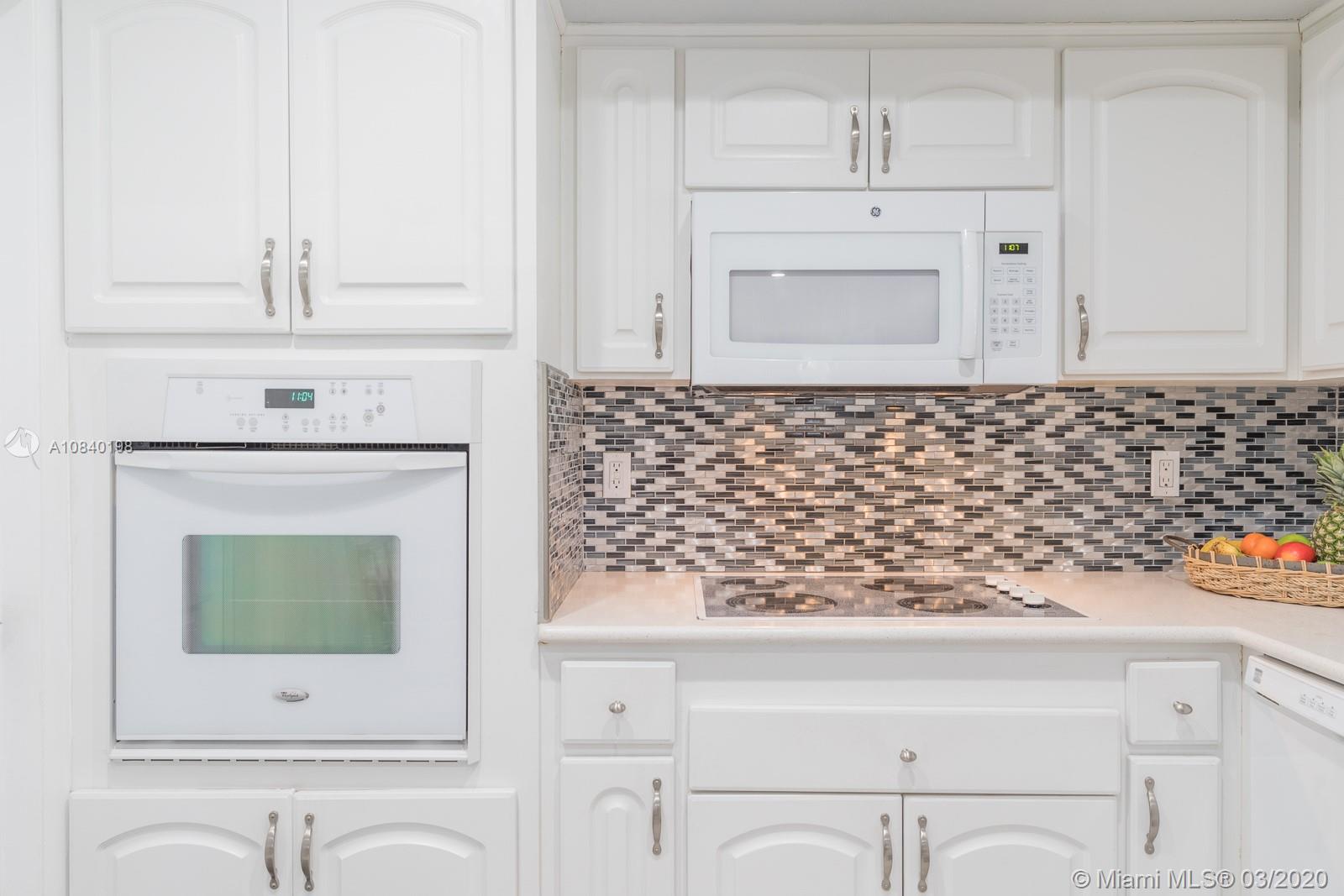 HOLLYWOOD HILLS - Residential