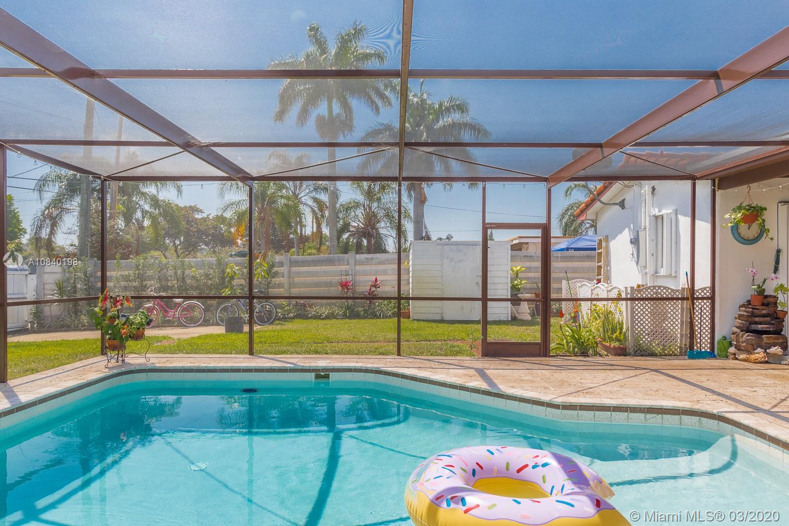 HOLLYWOOD HILLS - Residential