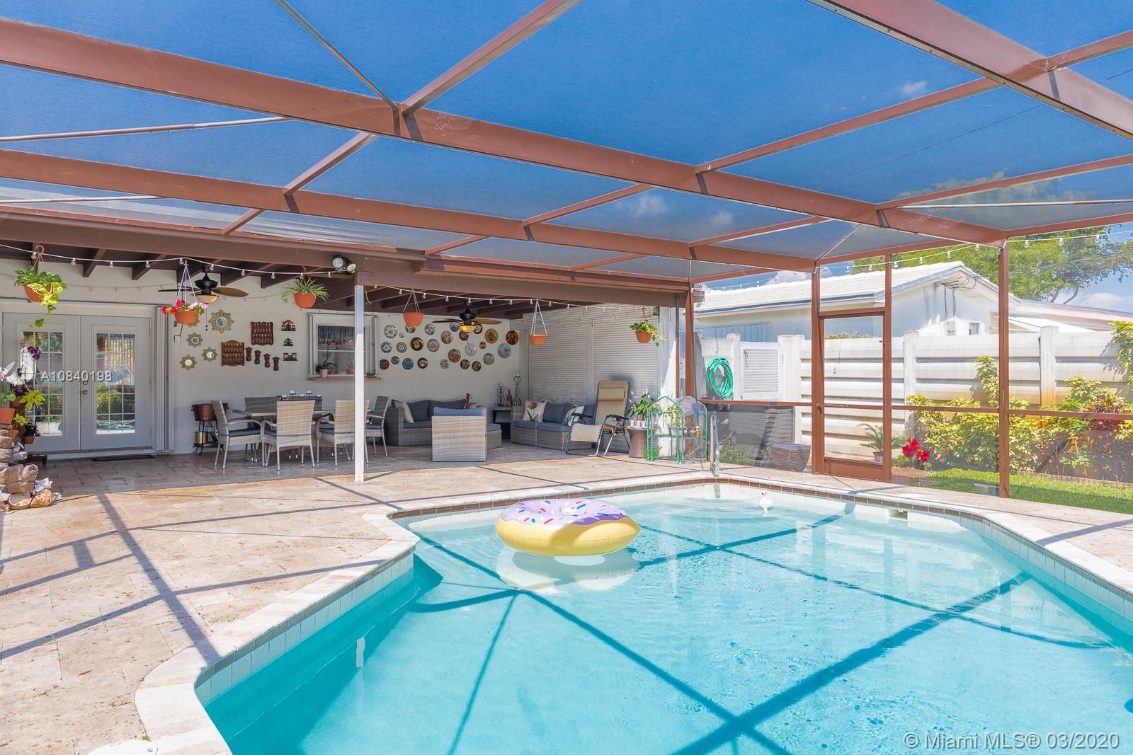 HOLLYWOOD HILLS - Residential