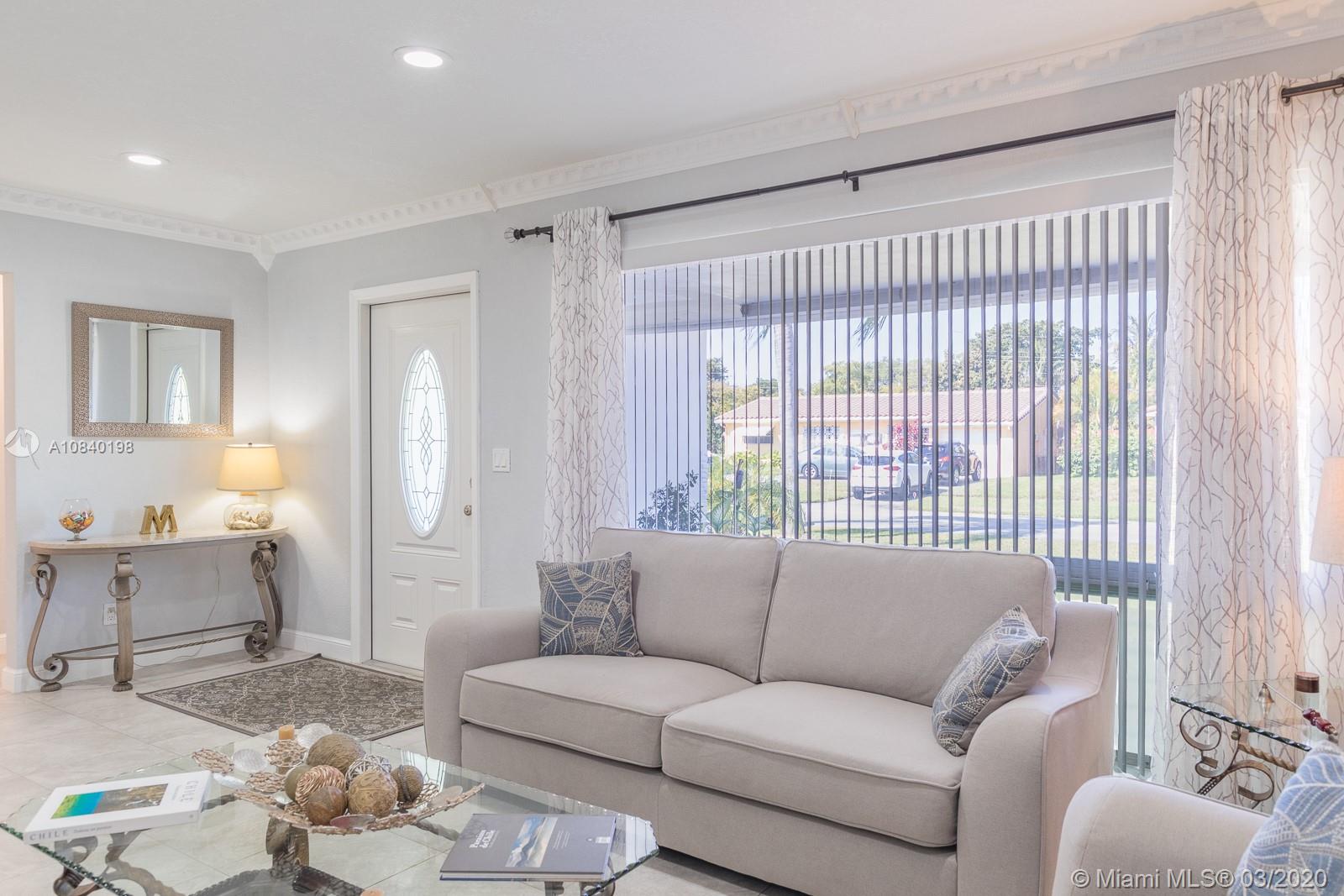 HOLLYWOOD HILLS - Residential