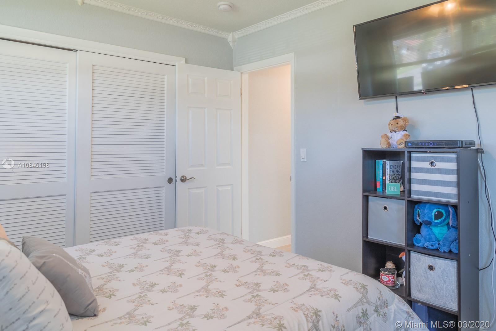 HOLLYWOOD HILLS - Residential