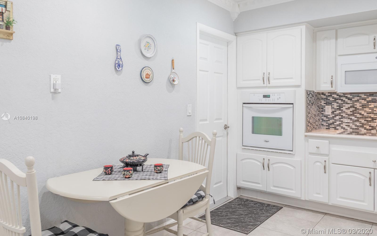 HOLLYWOOD HILLS - Residential