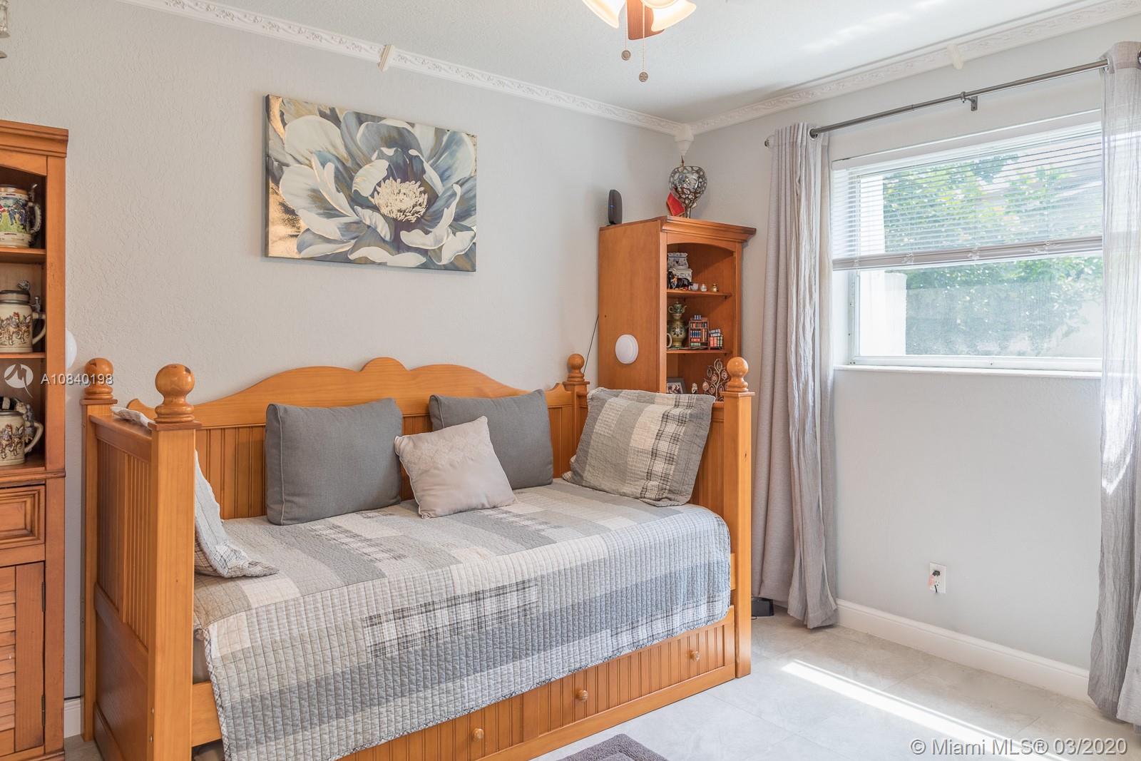 HOLLYWOOD HILLS - Residential