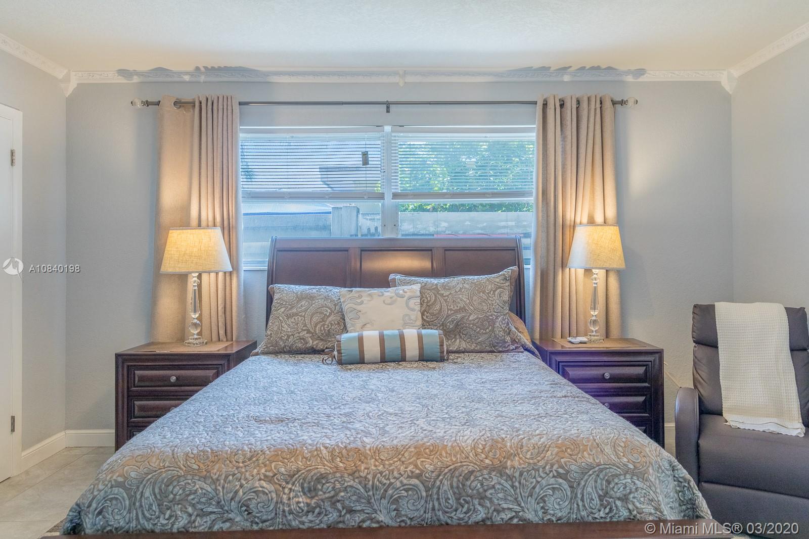 HOLLYWOOD HILLS - Residential