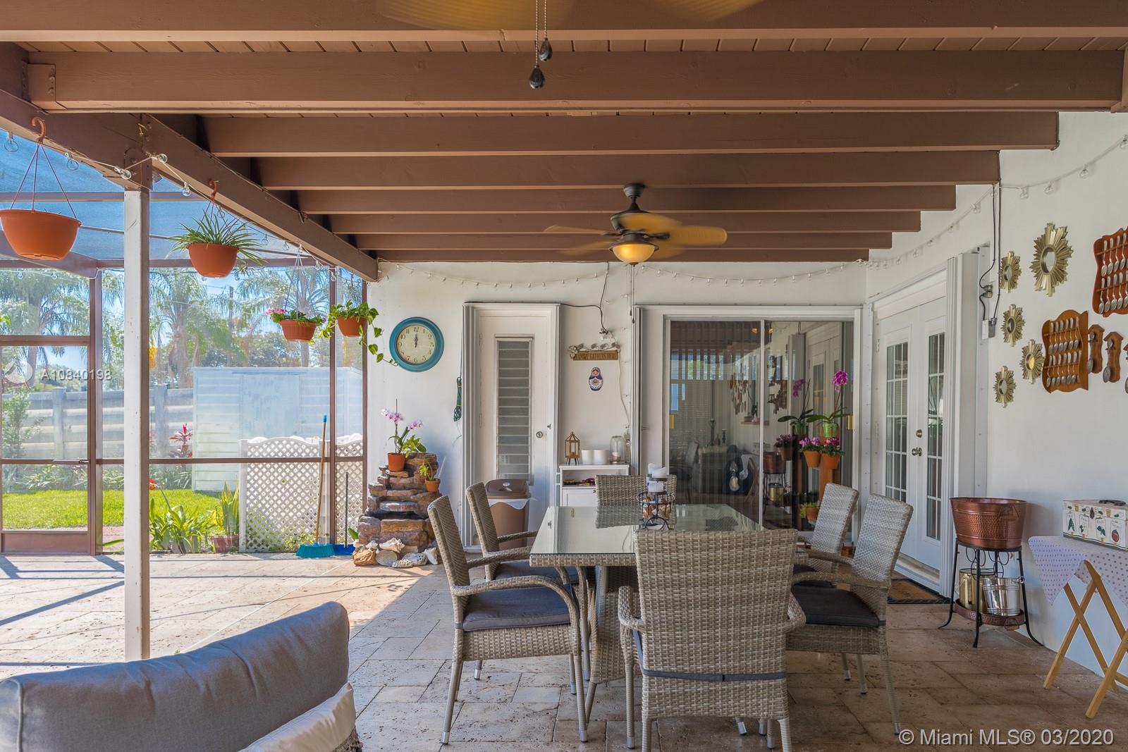 HOLLYWOOD HILLS - Residential