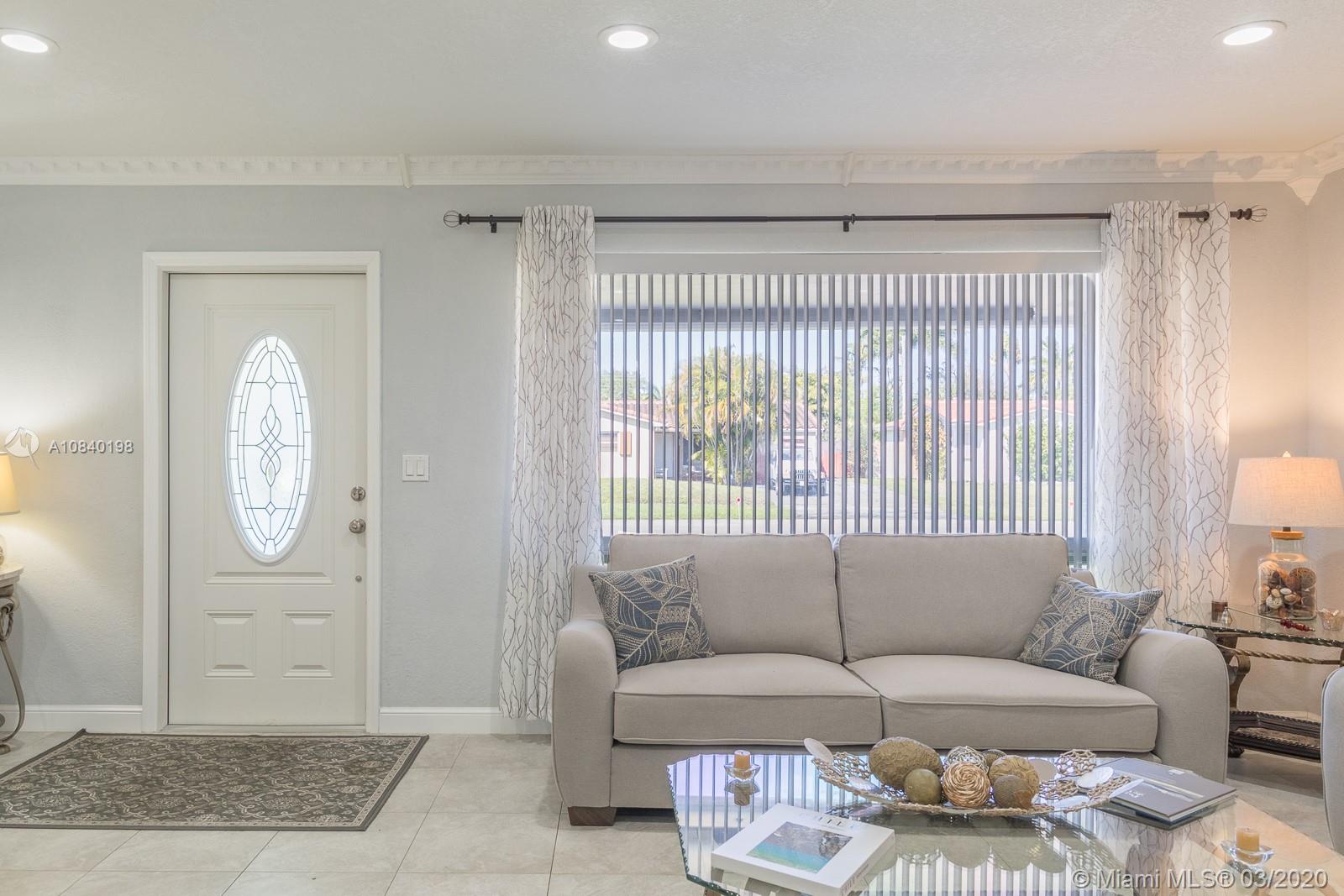 HOLLYWOOD HILLS - Residential