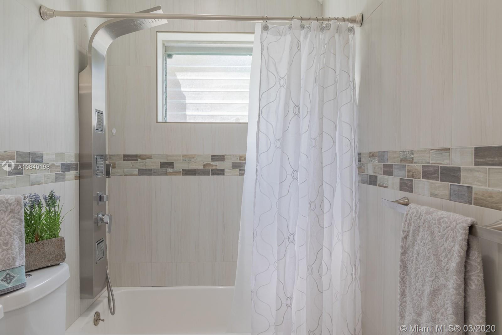 HOLLYWOOD HILLS - Residential