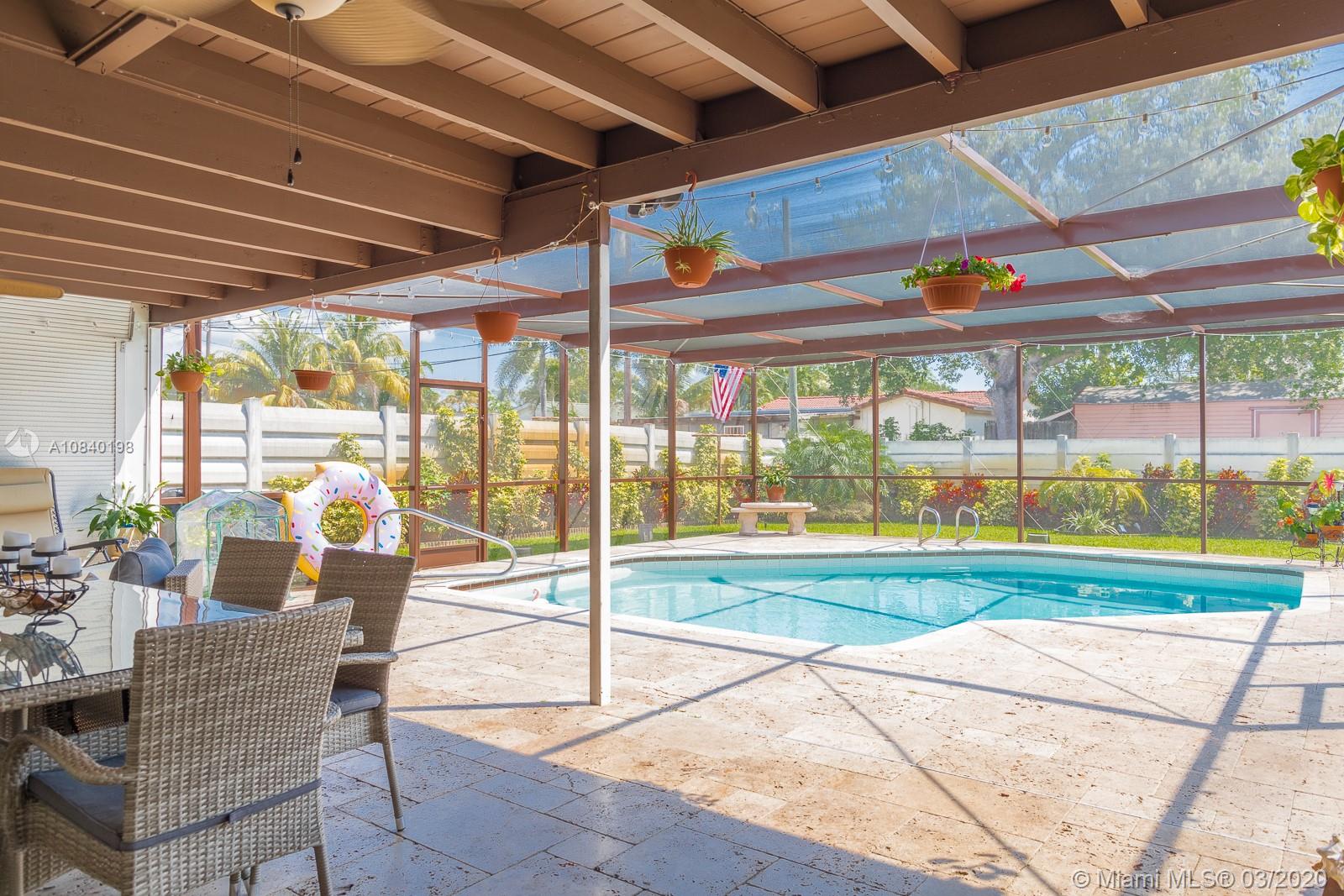 HOLLYWOOD HILLS - Residential