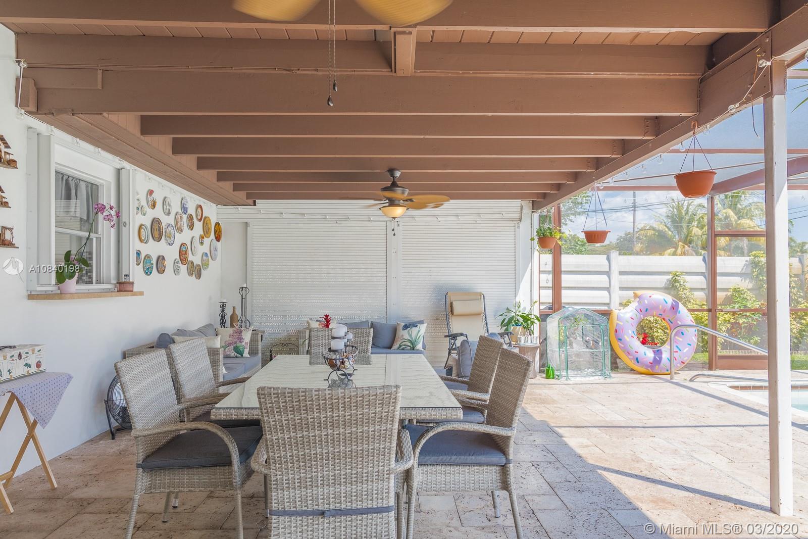 HOLLYWOOD HILLS - Residential