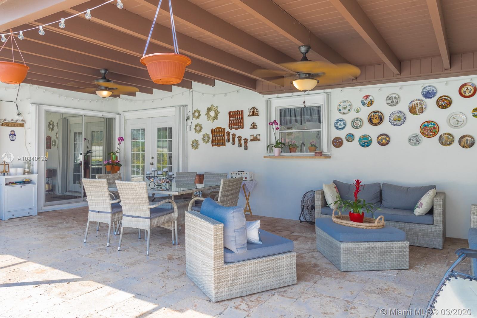 HOLLYWOOD HILLS - Residential