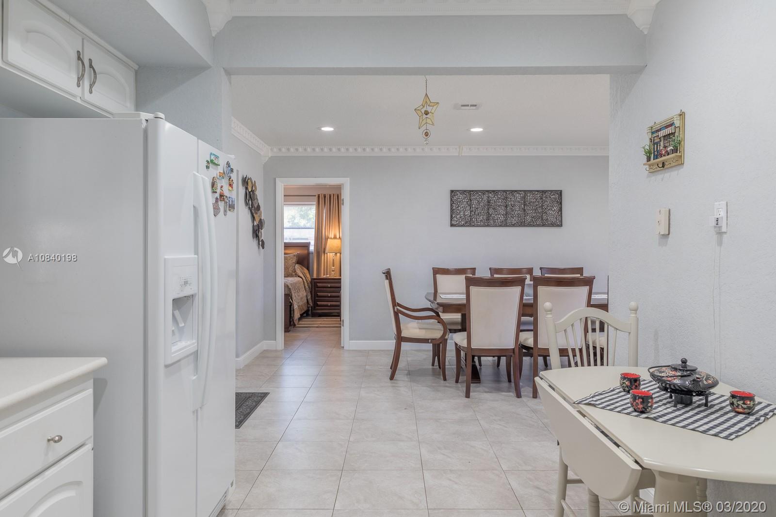 HOLLYWOOD HILLS - Residential