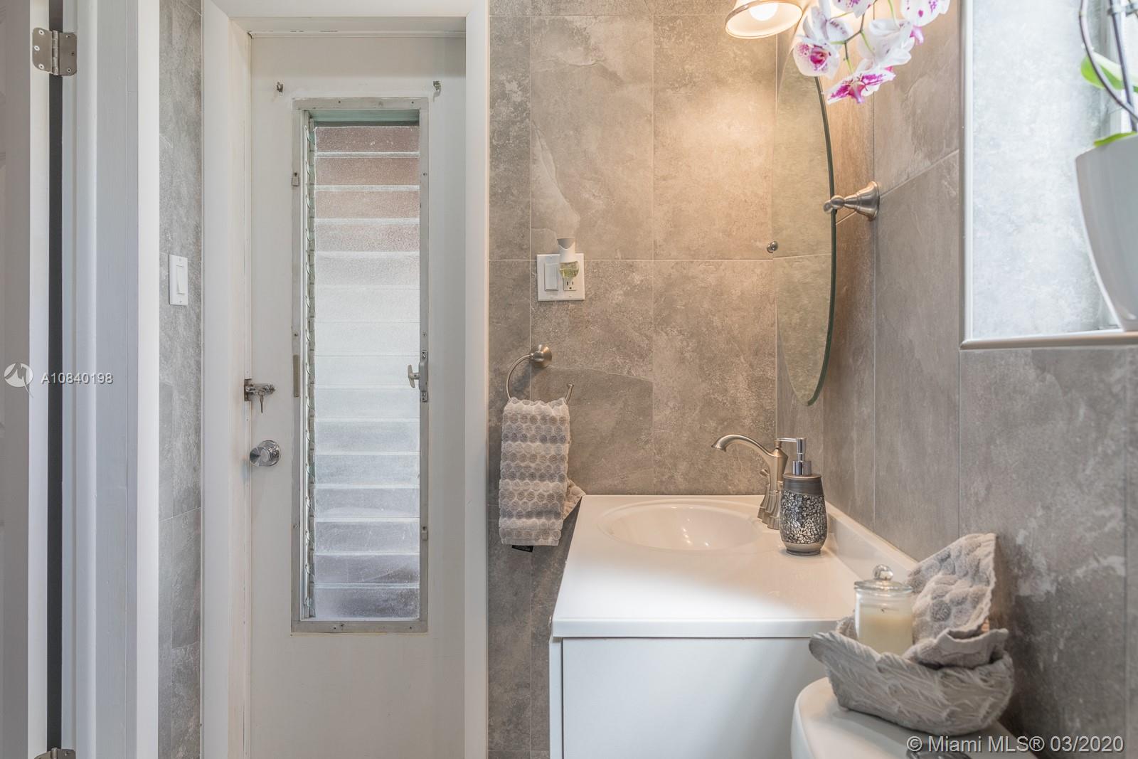 HOLLYWOOD HILLS - Residential