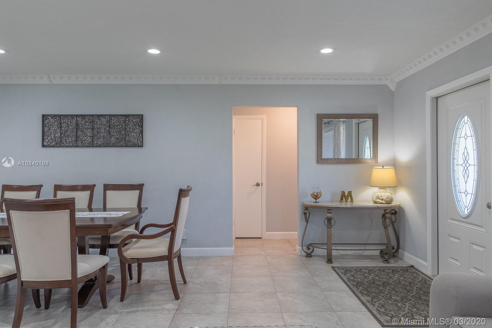 HOLLYWOOD HILLS - Residential