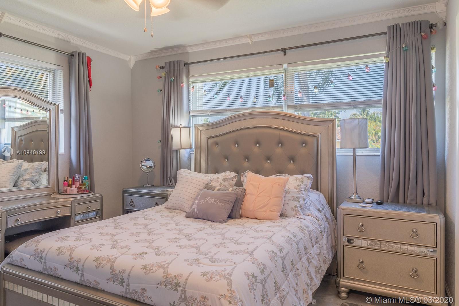 HOLLYWOOD HILLS - Residential