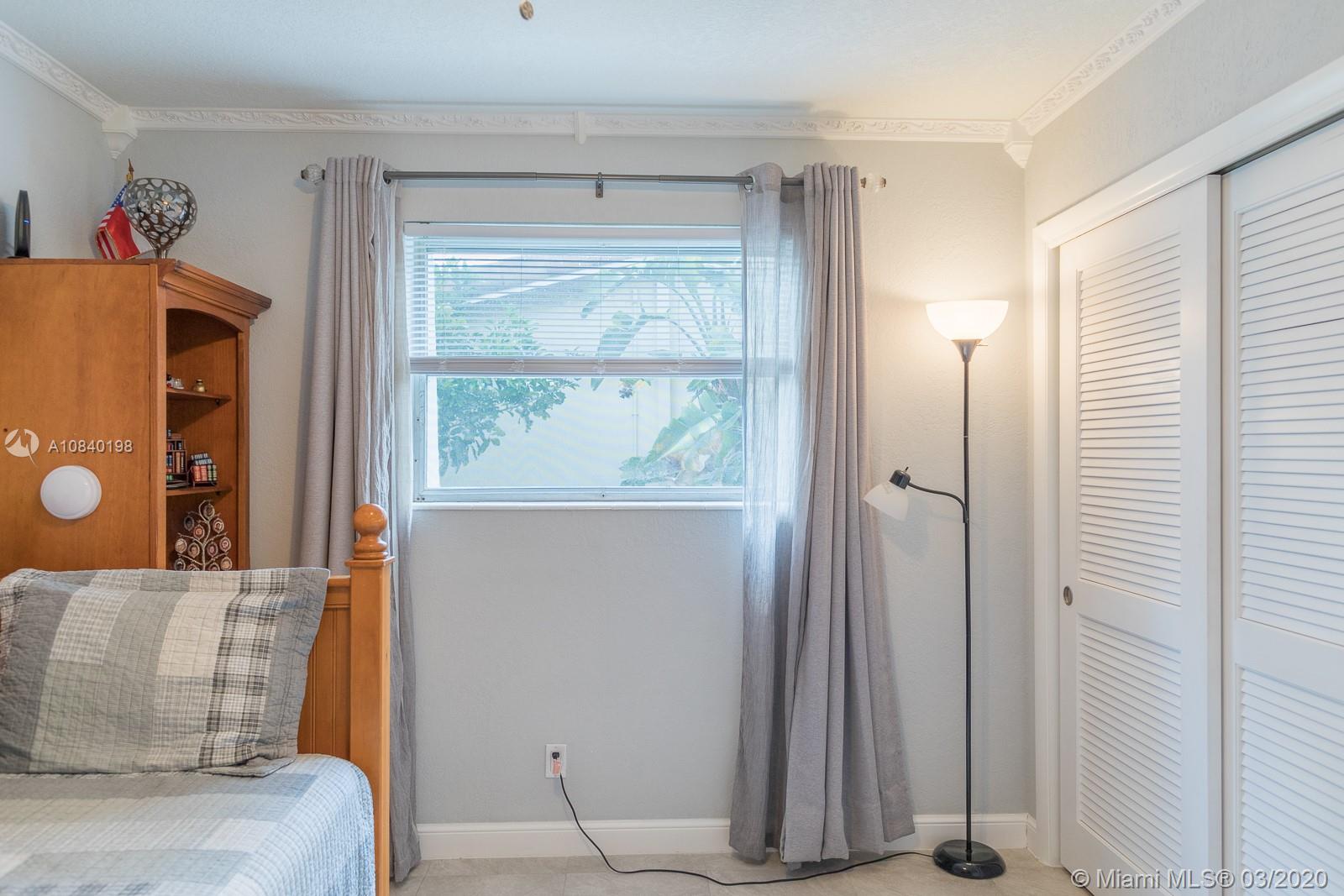 HOLLYWOOD HILLS - Residential