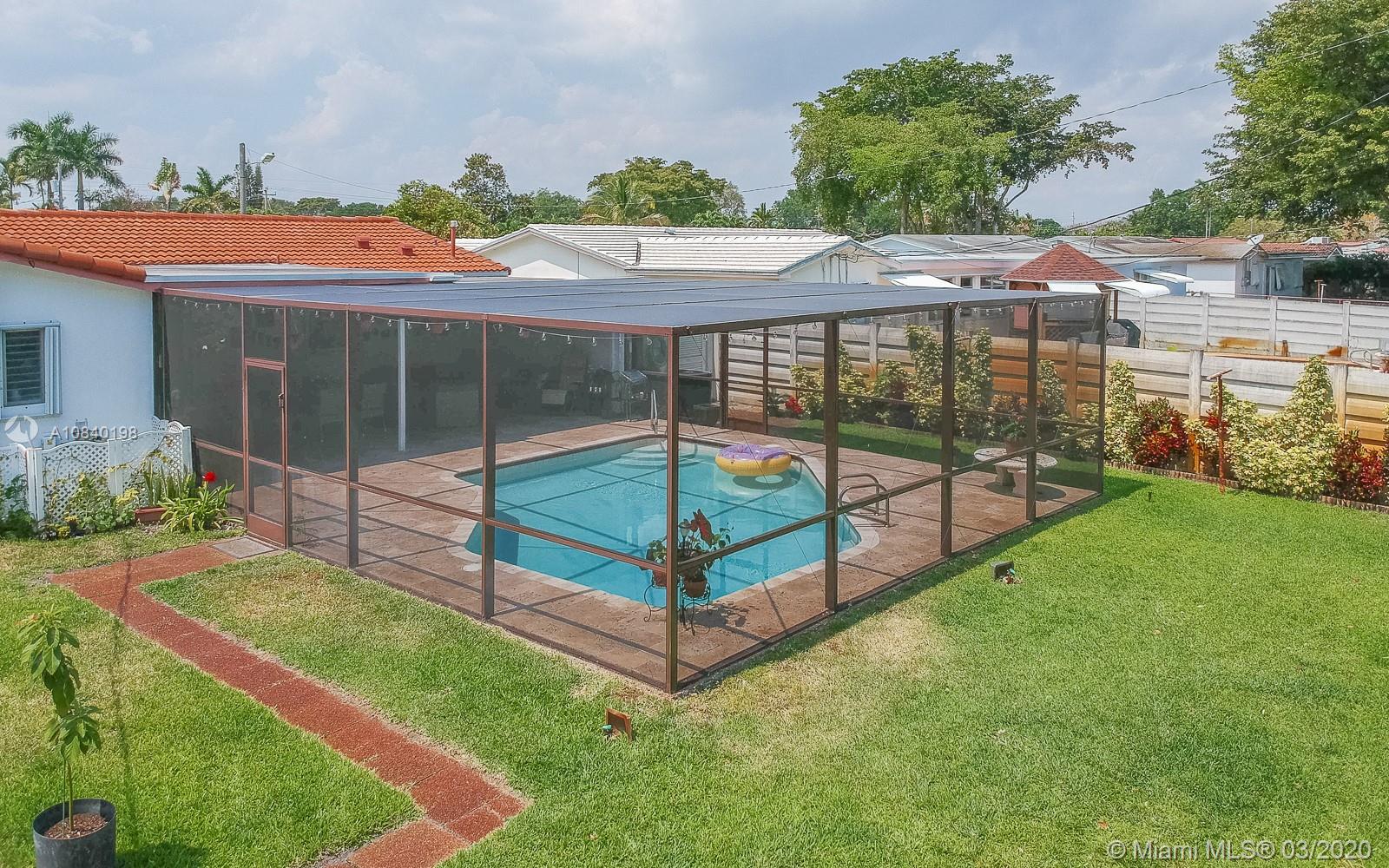 HOLLYWOOD HILLS - Residential