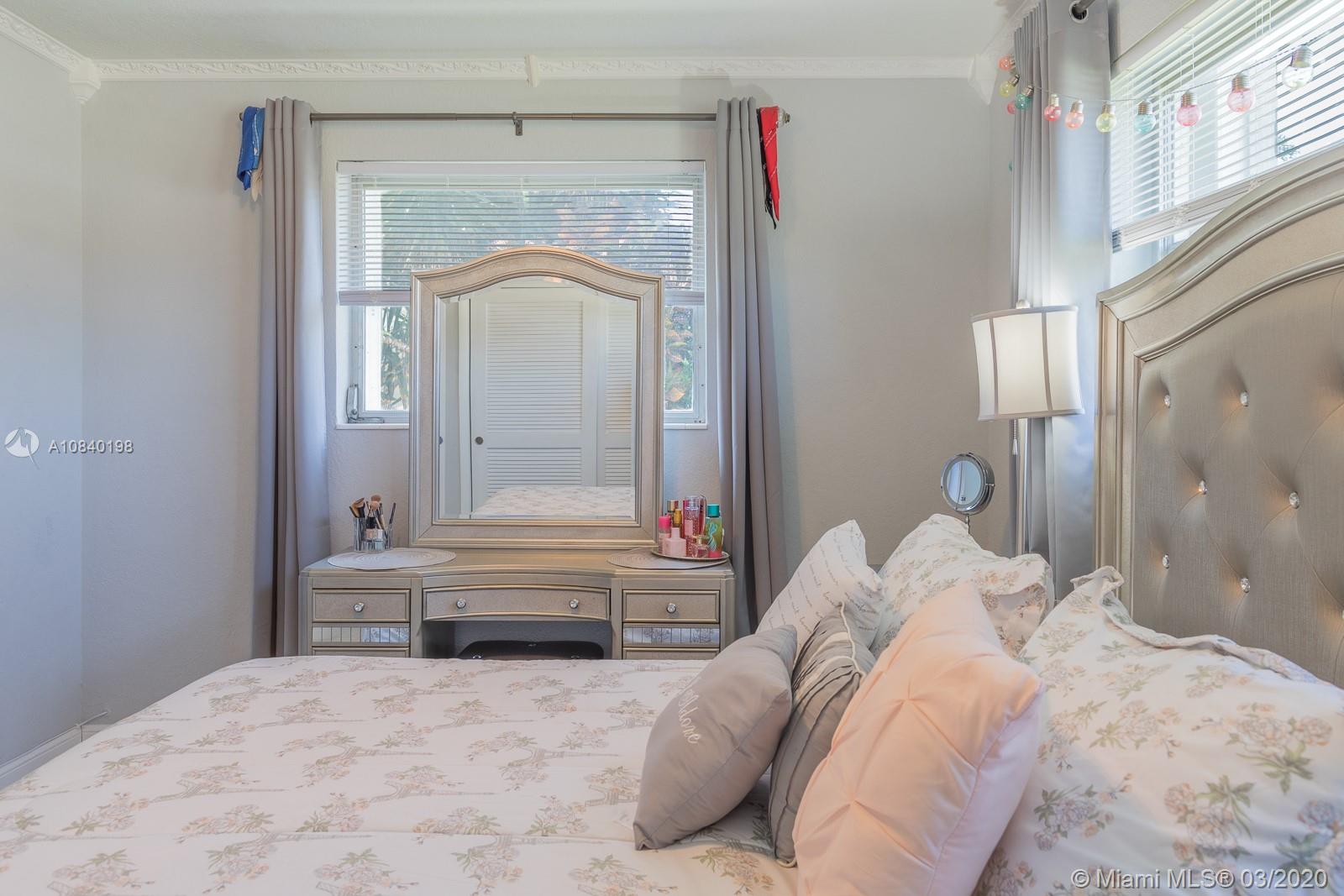 HOLLYWOOD HILLS - Residential