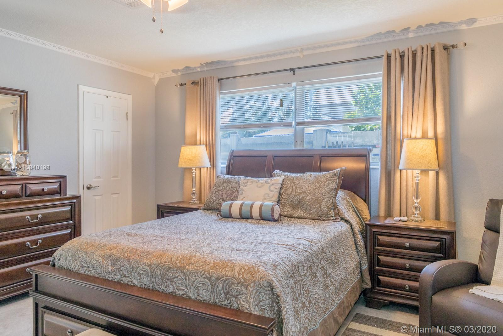 HOLLYWOOD HILLS - Residential