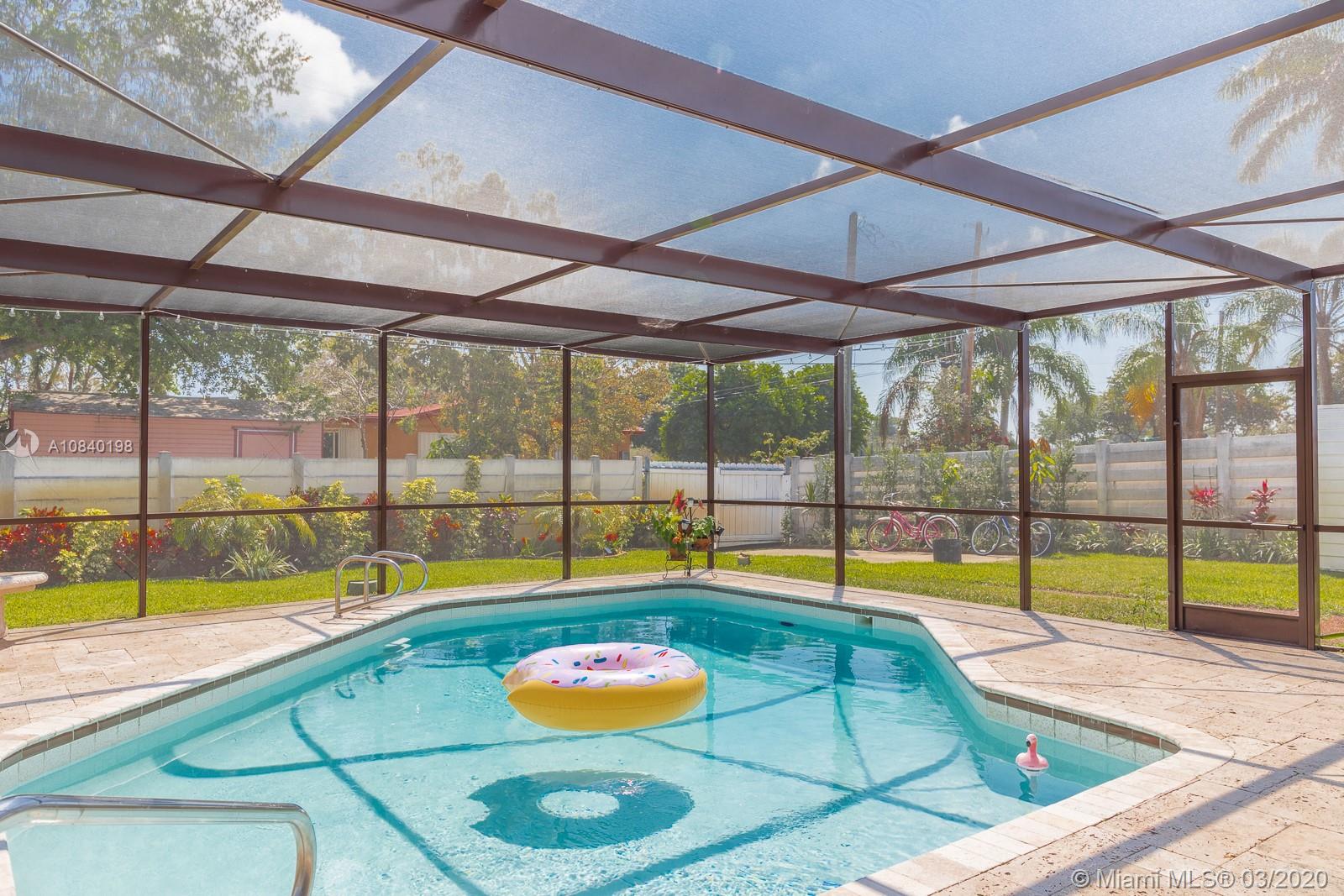 HOLLYWOOD HILLS - Residential