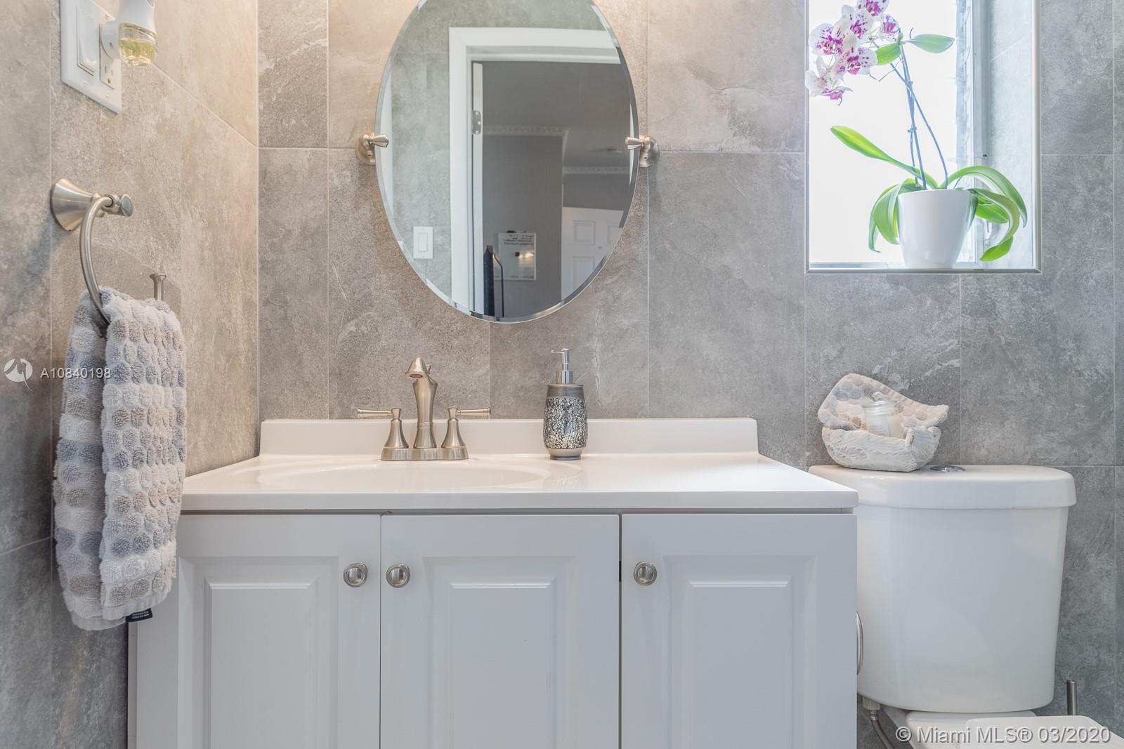 HOLLYWOOD HILLS - Residential