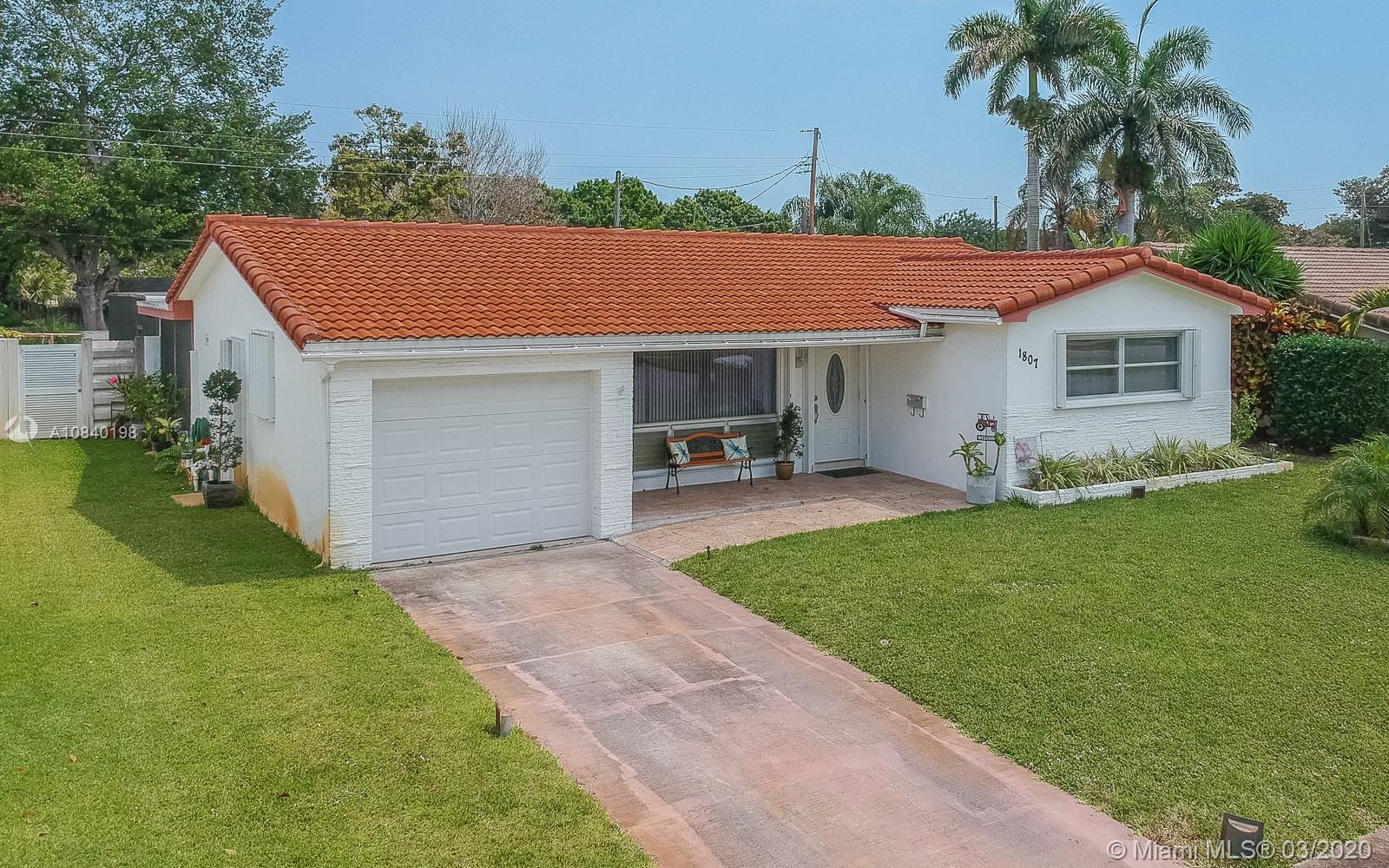 HOLLYWOOD HILLS - Residential