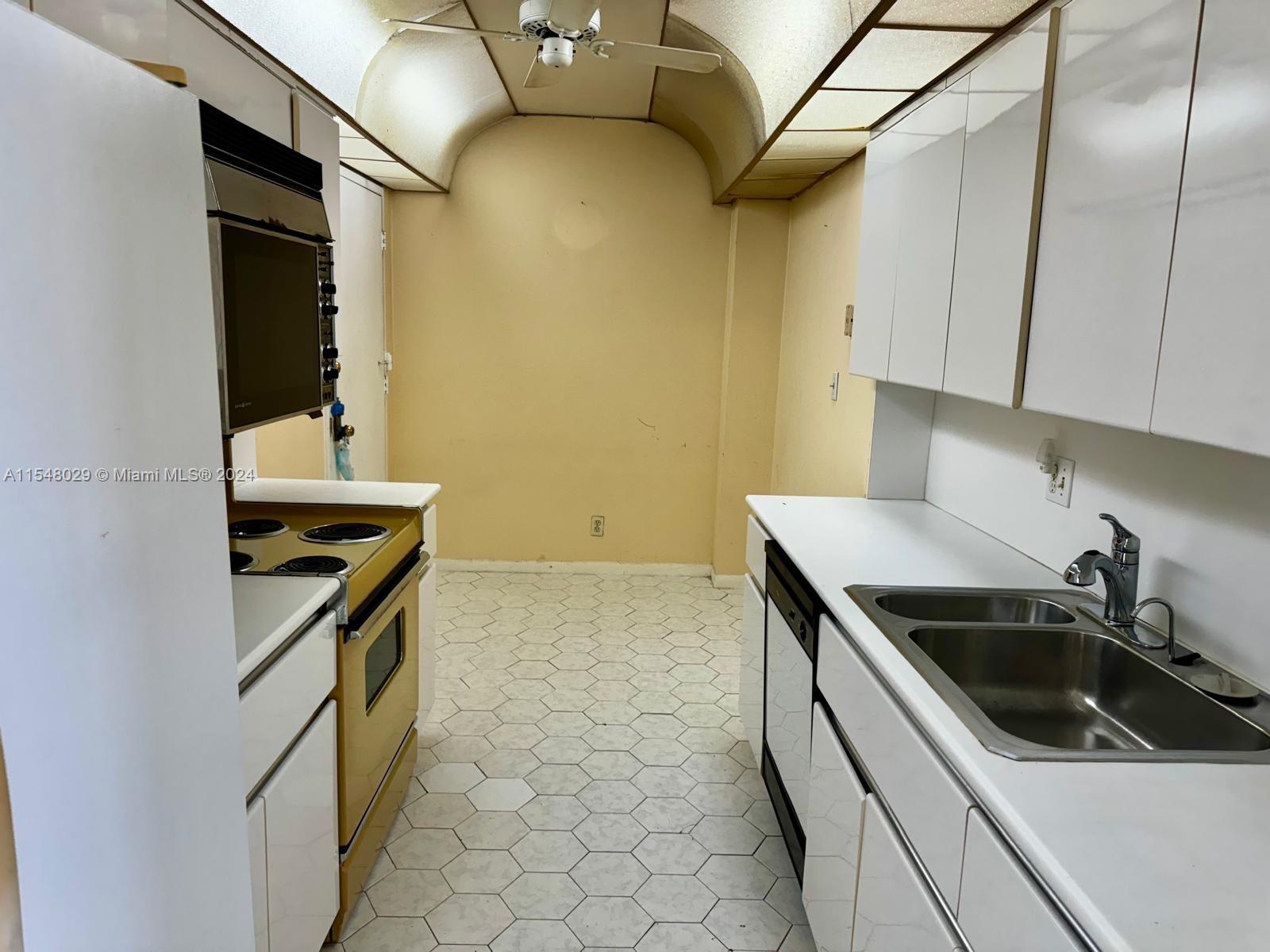 HILLCREST EAST NO 25 COND - Residential