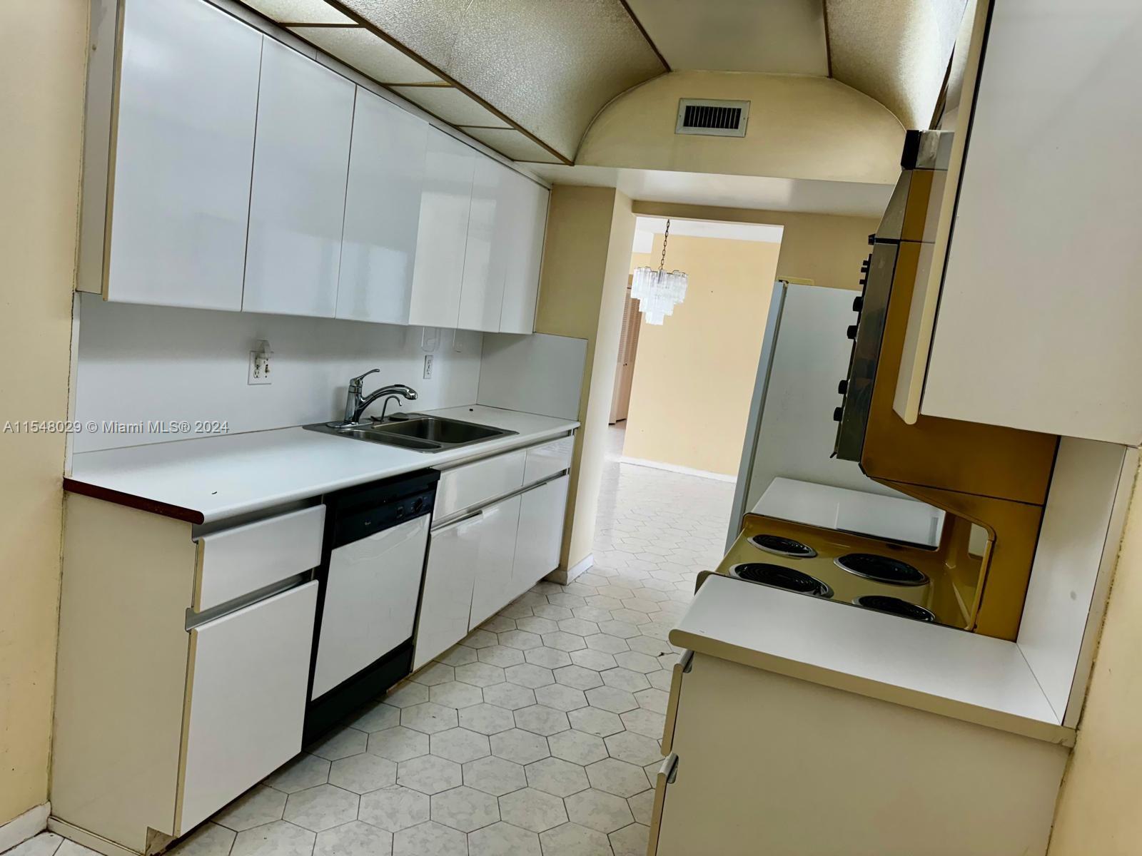 HILLCREST EAST NO 25 COND - Residential