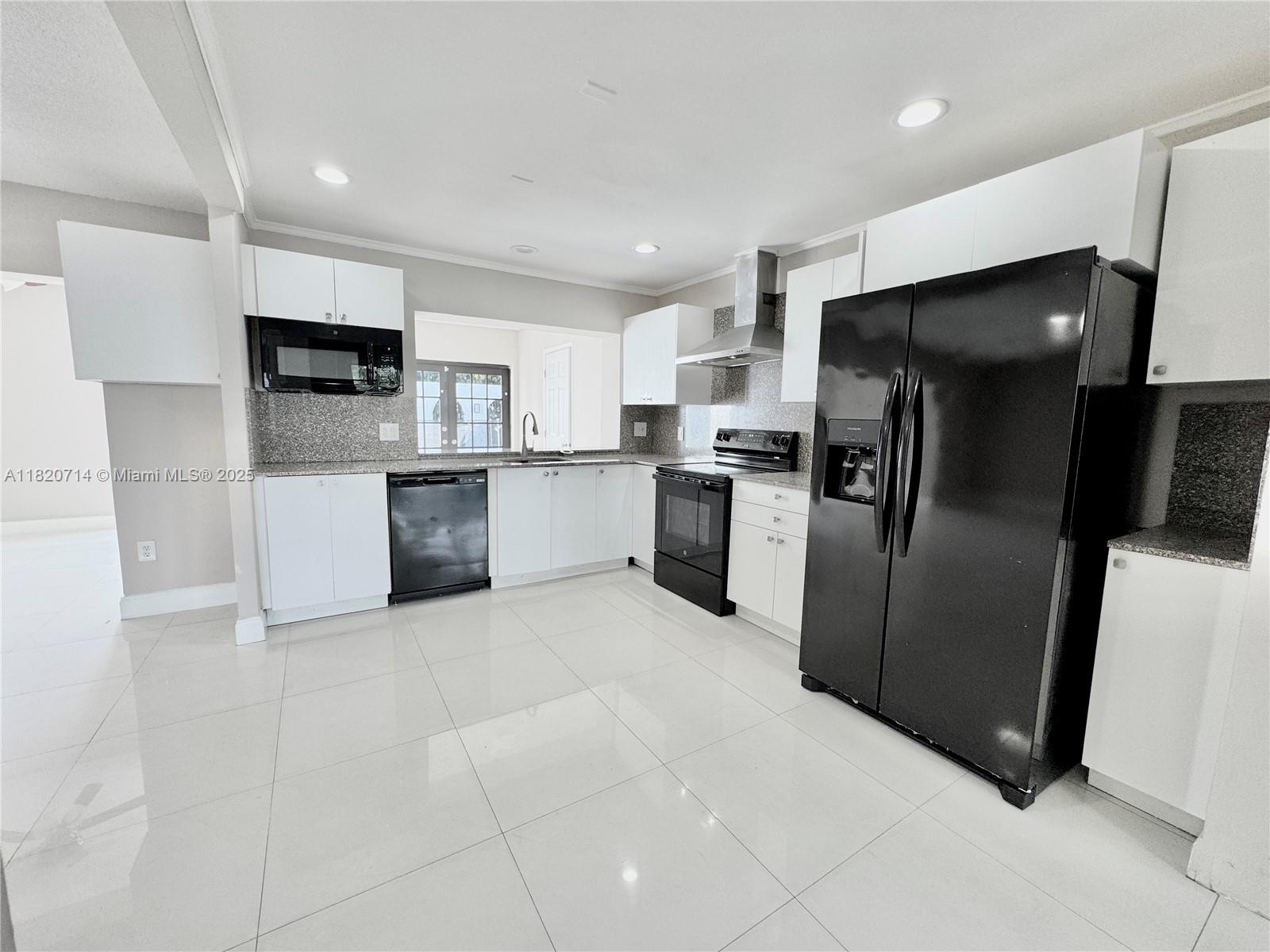 HOLLYWOOD HILLS - Residential