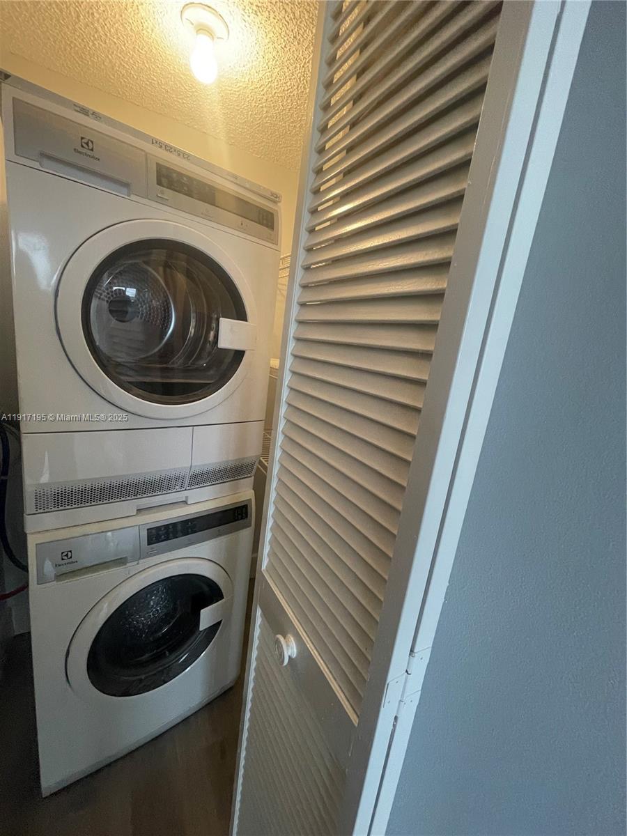 THE PALM BAY YACHT CLUB C - Residential Lease