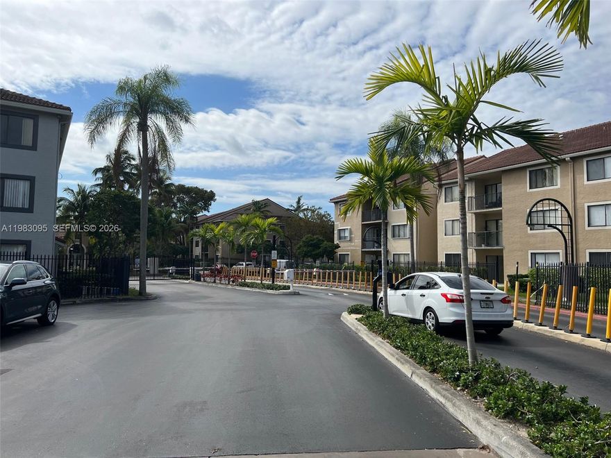 BEAUTIFUL  3 BED / 2BATH CONDO WITH WASHER AND DRYER IN THE UNIT , LOCATED IN GATED COMMUNITY IN VERY DESIRABLE LOCATION IN CORAL SPRINGS . VERY GOOD OPPORTUNITY FOR INVESTMENT , CAN BE RENTED RIGHT AWAY . THE APARTMENT IS RENTED AT THIS TIME AND THE LEASE EXPIRES IN JUNE