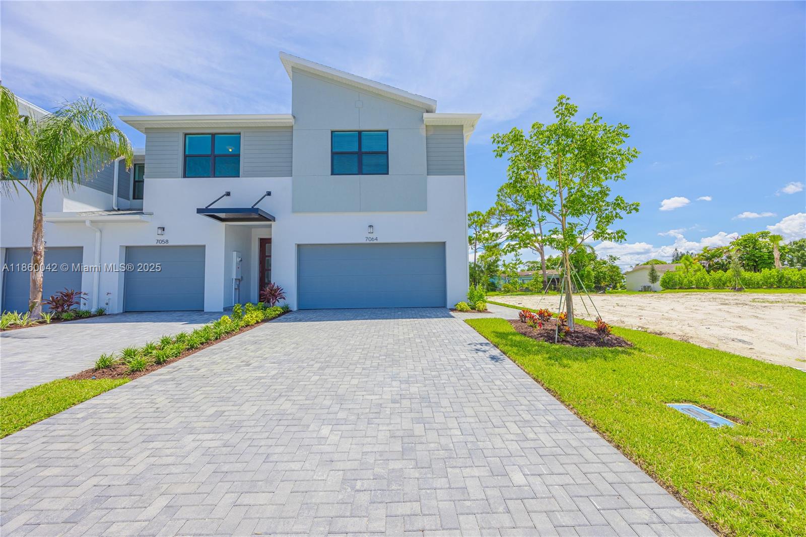 Welcome to your new home in Greenacres!
Located on the peaceful and charming Channing Avenue, this beautiful 3-bedroom, 2.5-bathroom property is the perfect place to call home. With a spacious, light-filled design, it features a modern kitchen, a large living room, and a cozy backyard, ideal for relaxing or entertaining friends and family.
3 generously-sized bedrooms, perfect for the whole family
2.5 modern bathrooms with stylish finishes
Spacious kitchen with stainless steel appliances
Beautiful garden and patio, perfect for outdoor activities
Central location near schools, shopping centers, and parks
Additionally, the property is conveniently located near major roadways, with easy access to shops, restaurants, and recreational areas.