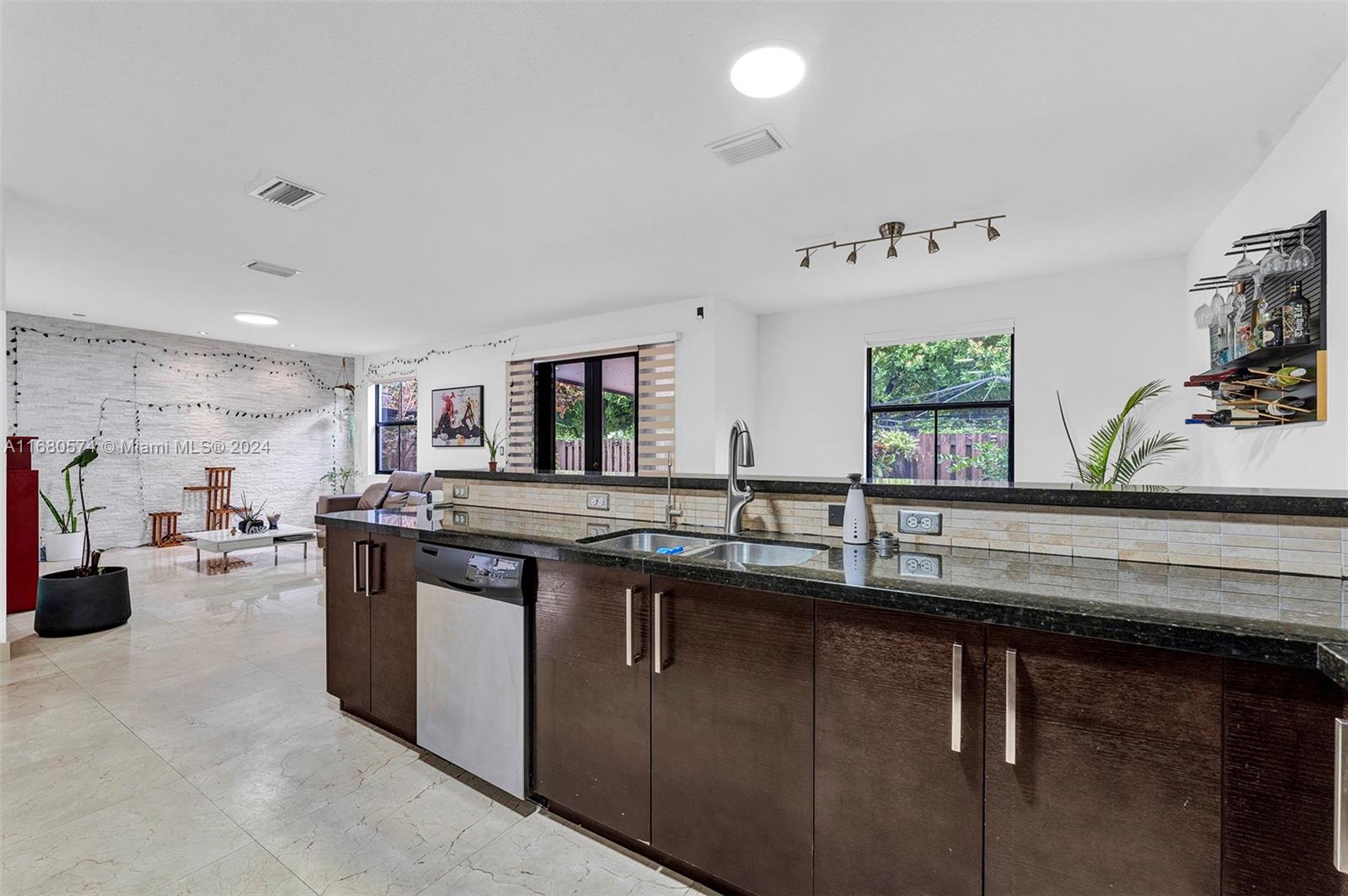 FONTAINEBLEAU WEST NORTH - Residential Lease