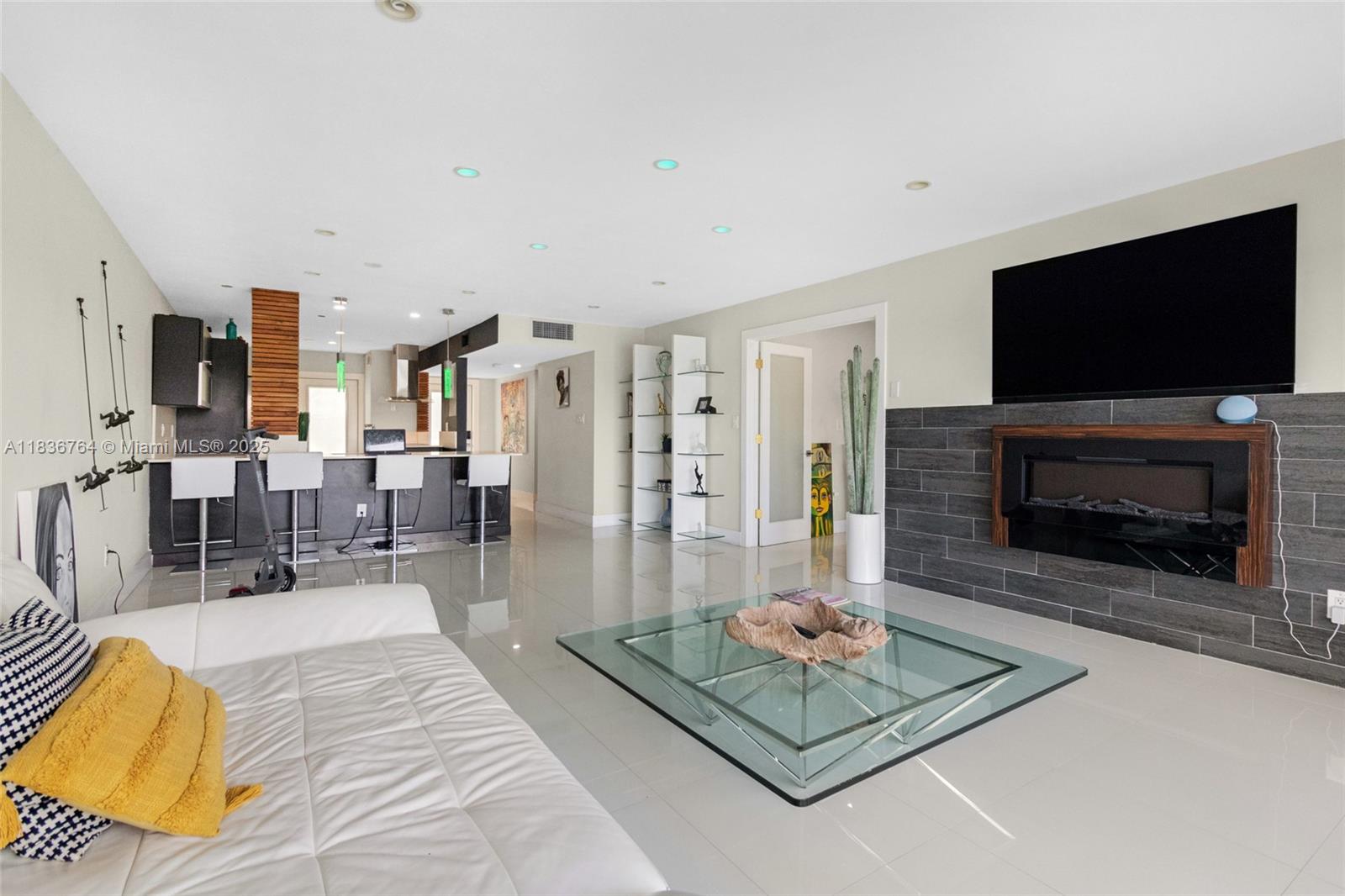 873 NE 195th St 310, Miami, FL, 33179/$310,000 3 873 NE 195th St 310