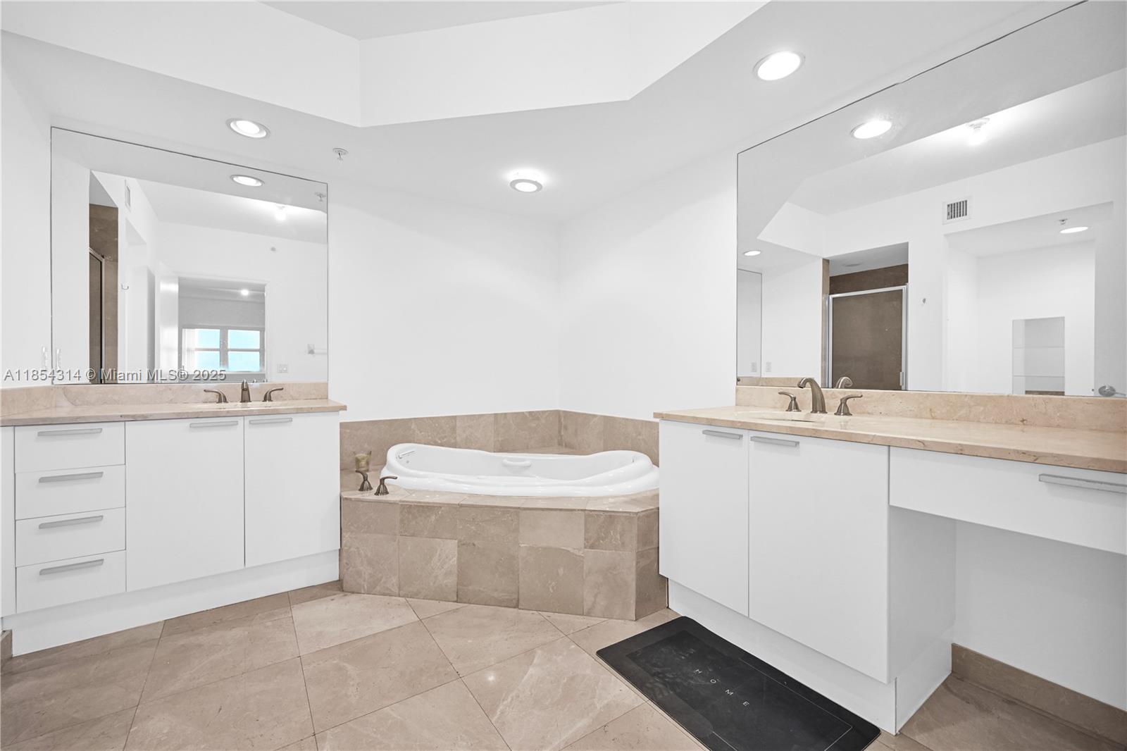THE OAKS I CONDO - Residential