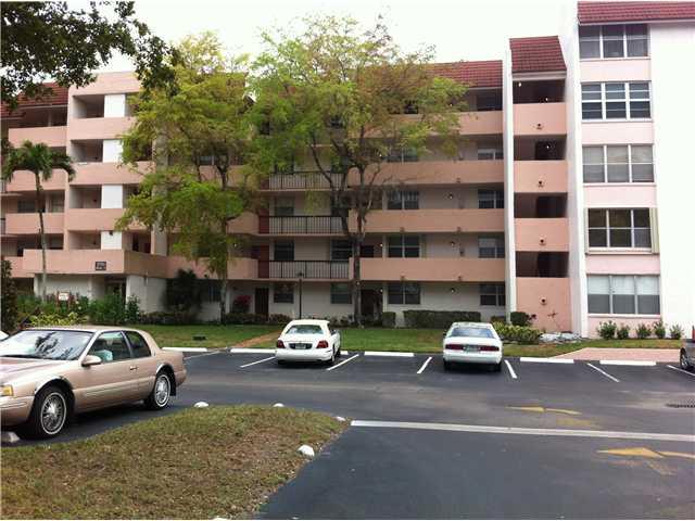 Gated Community!!!Beautiful two bedroom unit in lush inverarry community that represents itself as 55 and over. No carpet. Freshly painted and ready for you. Call today! MOVE IN READY!!!