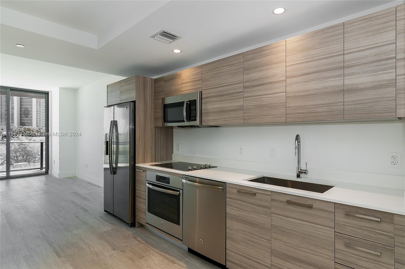 Large 1 Bed + Den + 1 Bath unit at the Hyde Midtown Suites & Residences features, Tile flooring throughout, Kitchens by ItalKraft with SS Appliances. Five Stars Concierge. POOLSIDE RESTAURANT and all the amenities such as PUTTING GREEN COURT, TENNIS COURT, spa, business center, kids playroom, game room, gym with a spinning studio, Movie Theatre, lounge room, men’s & women’s locker rooms and much more. Good for investor can rent 12 times in year.