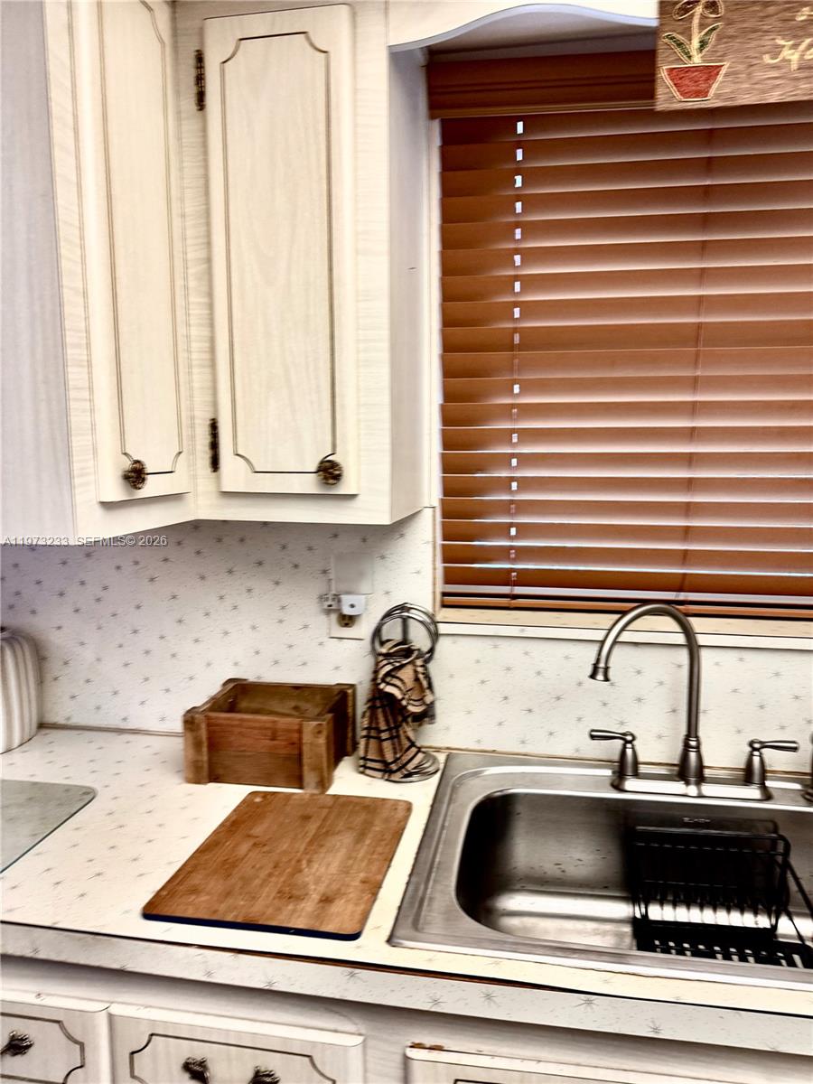 ASTOR CONDO NO 2 - Residential