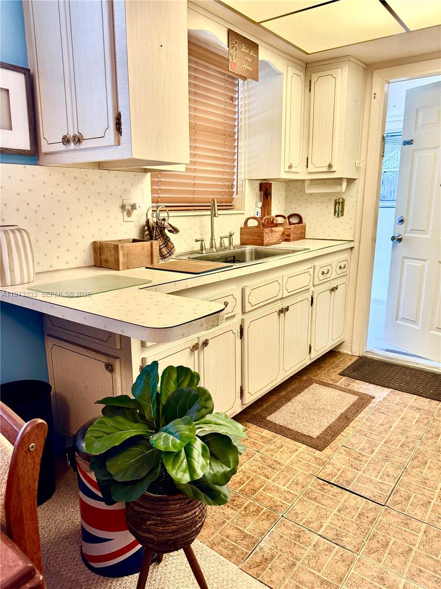 ASTOR CONDO NO 2 - Residential