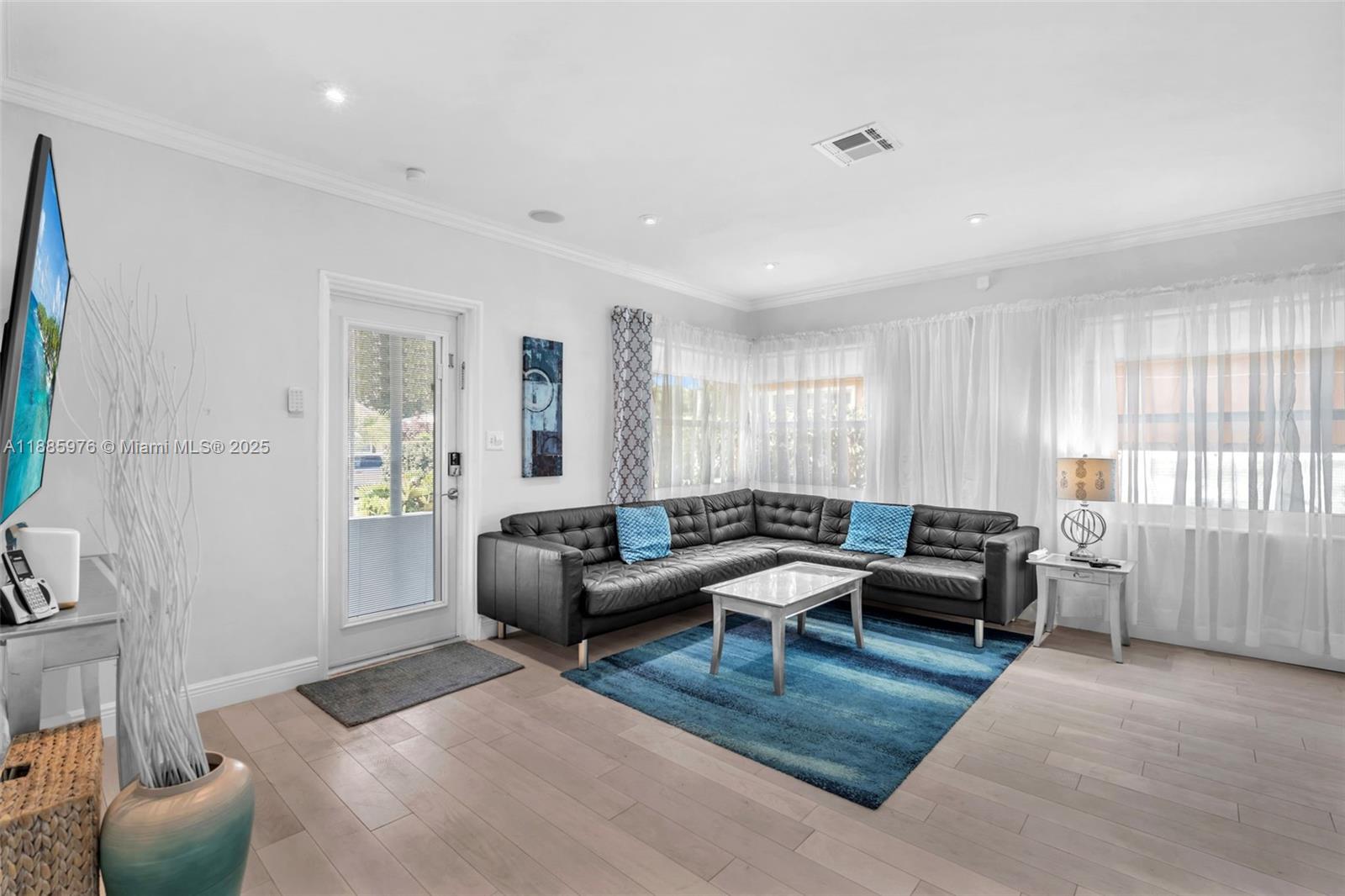 HOLLYWOOD - Residential Lease