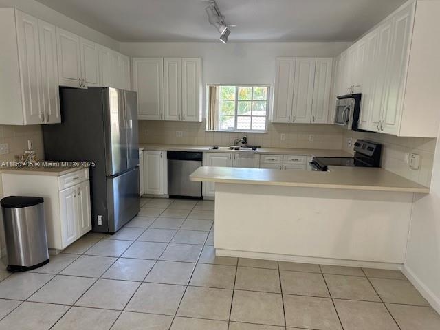 BEST PRICE EVER AND JUST REDUCE!!!!!!.. RARELY AVAILABLE AND GREAT FOR INVESTORS. CORNER UNIT IN DESIRABLE BEAUTIFUL MAINTAINED WASHINGTON PALMS!!!. HOME FEATURES A SPLIT FLOOR PLAN WITH 2 BEDROOMS AND 2 FULL BATHROOMS. HUGE OPEN KITCHEN,SPACIOUS 9 FT CEILINGS, WALK-IN-CLOSETS IN BOTH ROOMS,MASTER BATHROOM HAS A FULL JACUZZI,SIZE WASHER AND DRYER!!!. COMMUNITY IS GATED WITH AN ASSIGNED PARKING SPACE,PRIVATE POOL,EXERCISE ROOM AND BBQ PICNIC AREA THAT IS CONVENIENTLY LOCATED. WASHINGTON PALMS IS LOCATED JUST MINUTES FROM DOWNTOWN HOLLYWOOD AND THE BEACH!!!. PERFECT FOR FIRST TIME HOME BUYERS OR INVESTORS.