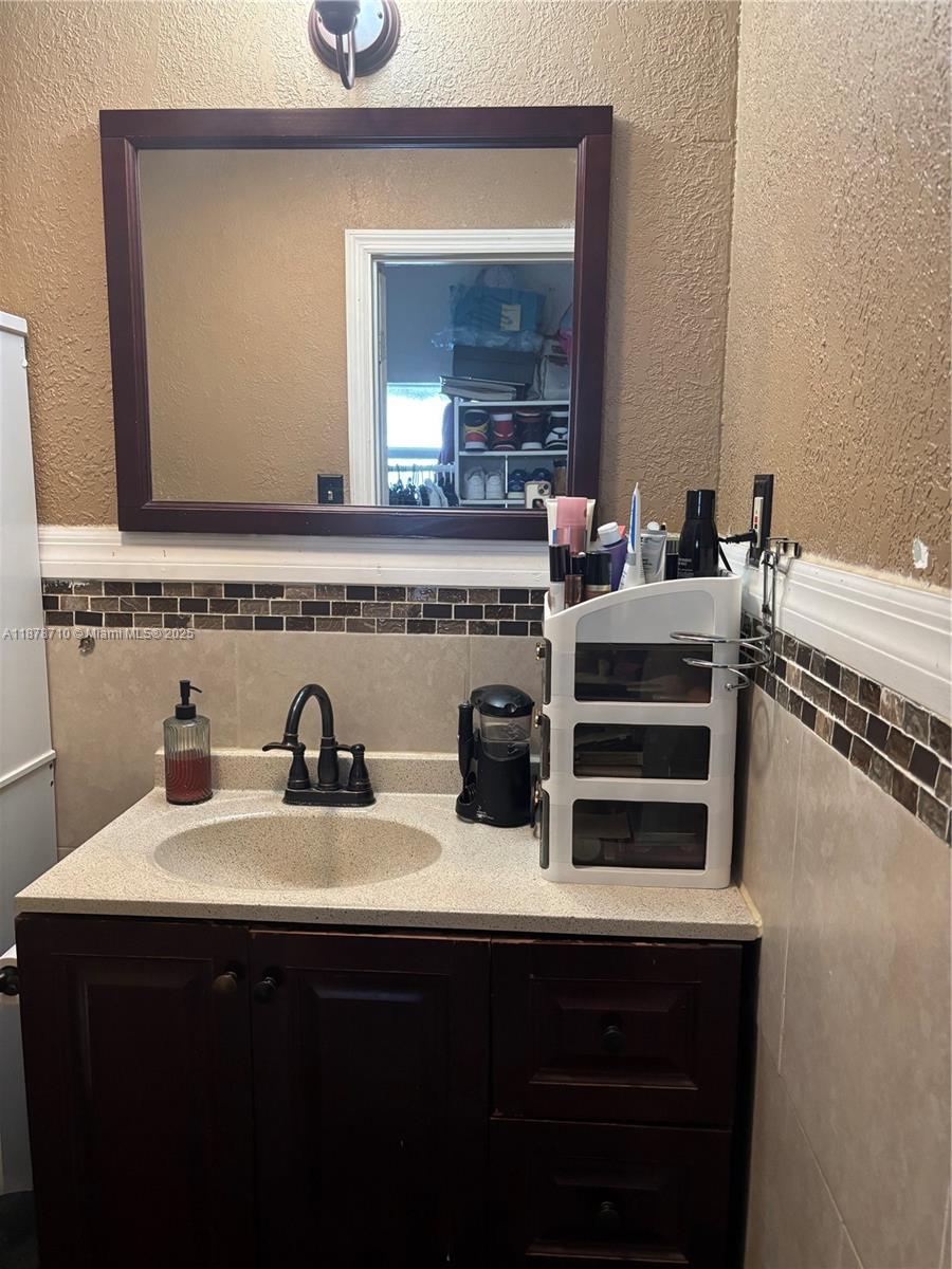 THIRD AMEND PLAT OF PORTI - Residential Lease