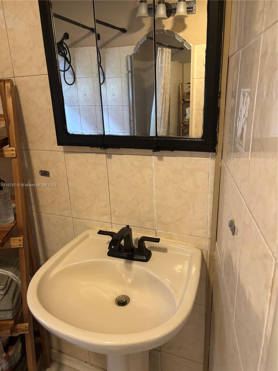 THIRD AMEND PLAT OF PORTI - Residential Lease