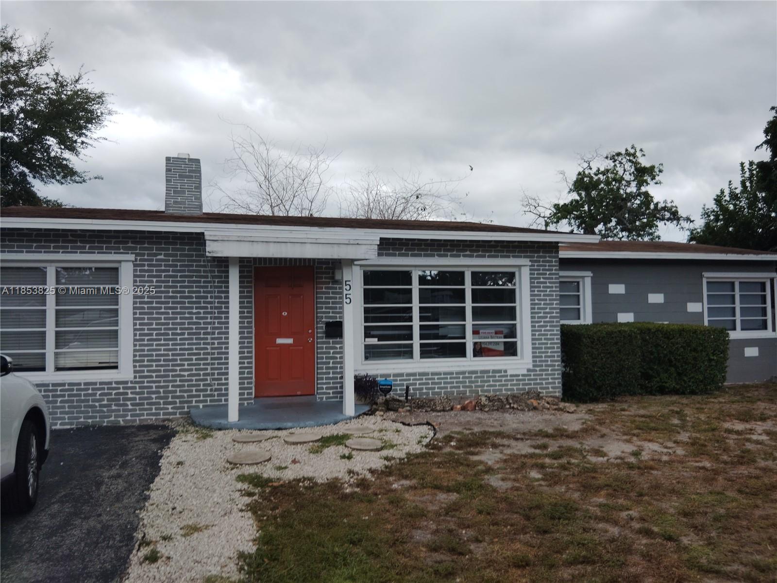SINGLE FAMILY HOME WITH 3 BEDROOMS, 1 BATHROOM LOCATE CLOSE TO ANDREWS AVE IN A VERY CALM PLACE, CLOSE TO ELEMENTARY SCHOOL, BIG PATIO WITH AN EXCELLENT AREA FOR ENTERTAINMENT, RENTAL FOR SHORT TERM (6 MONTHS) ONLY ONE SECURITY DEPOSIT AND FIRST MONTH, NO HOA AND FAST APPROVAL, PET FRIENDLY