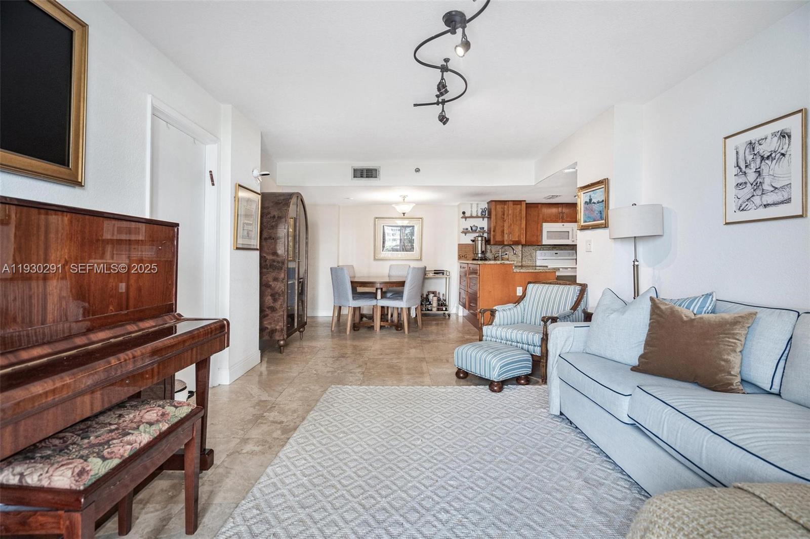 ISOLA CONDO - Residential