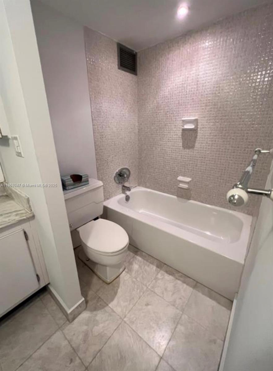 10101 E Bay Harbor Dr 204